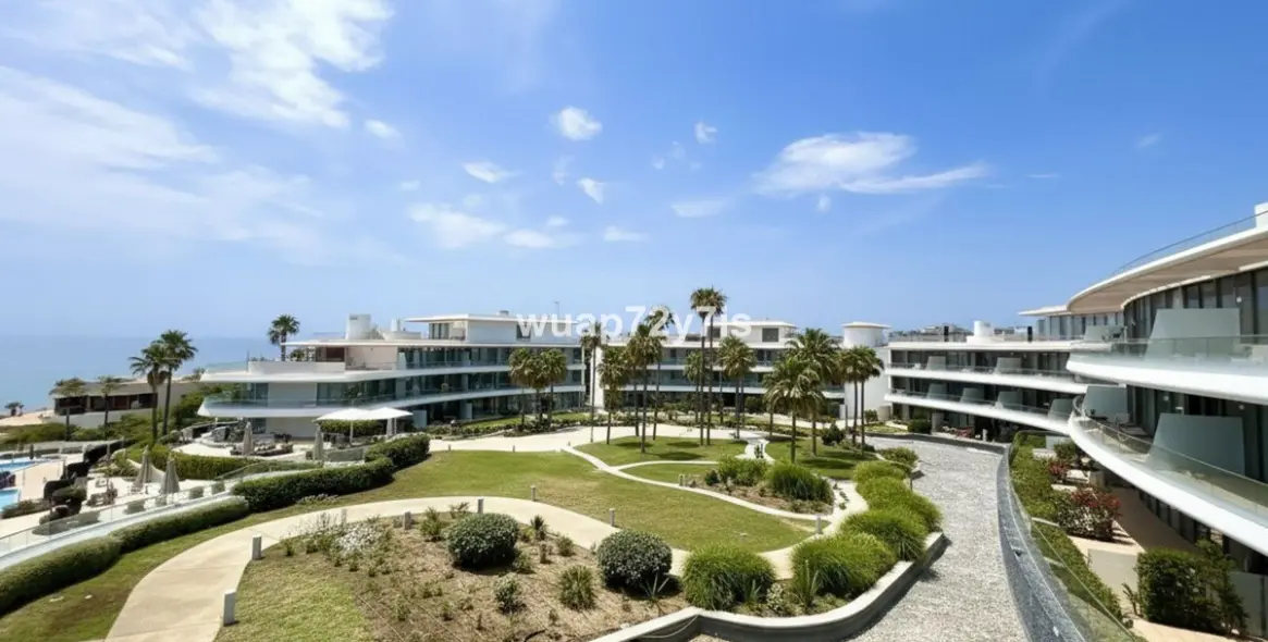 Sale of middle floor apartment in Estepona 1