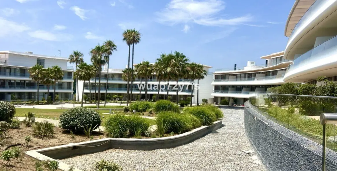 Sale of middle floor apartment in Estepona 2