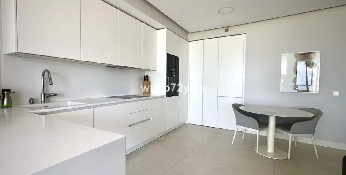 Sale of middle floor apartment in Estepona 15