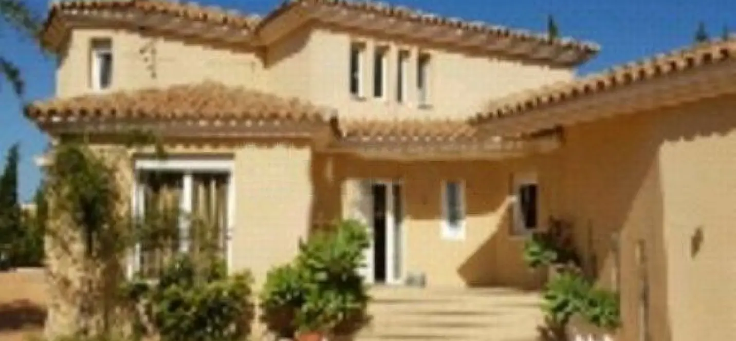 Sale of detached villa in El Pinillo 0