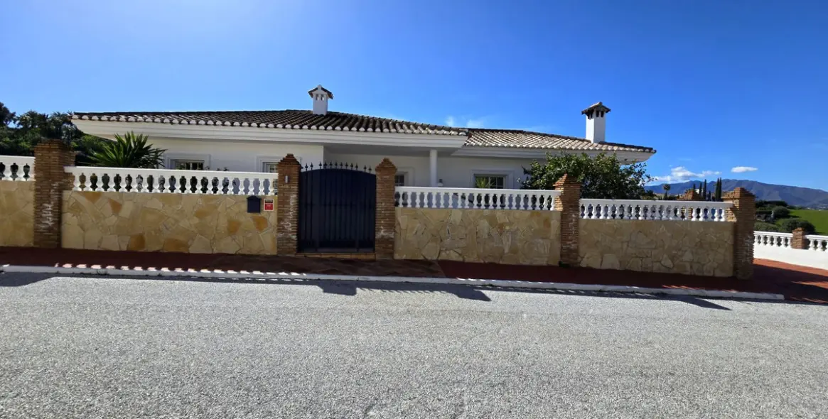 Продажа  отдельно стоящей виллы в Cerros del Aguila 7