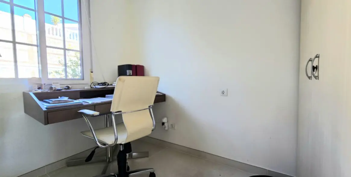 Продажа  отдельно стоящей виллы в Cerros del Aguila 23