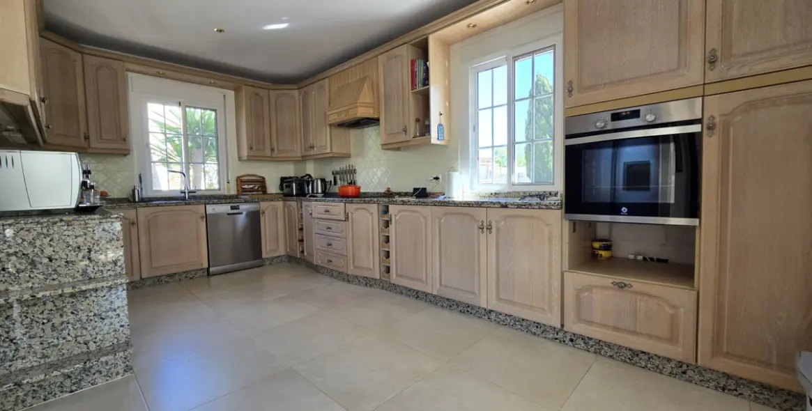 Продажа  отдельно стоящей виллы в Cerros del Aguila 24