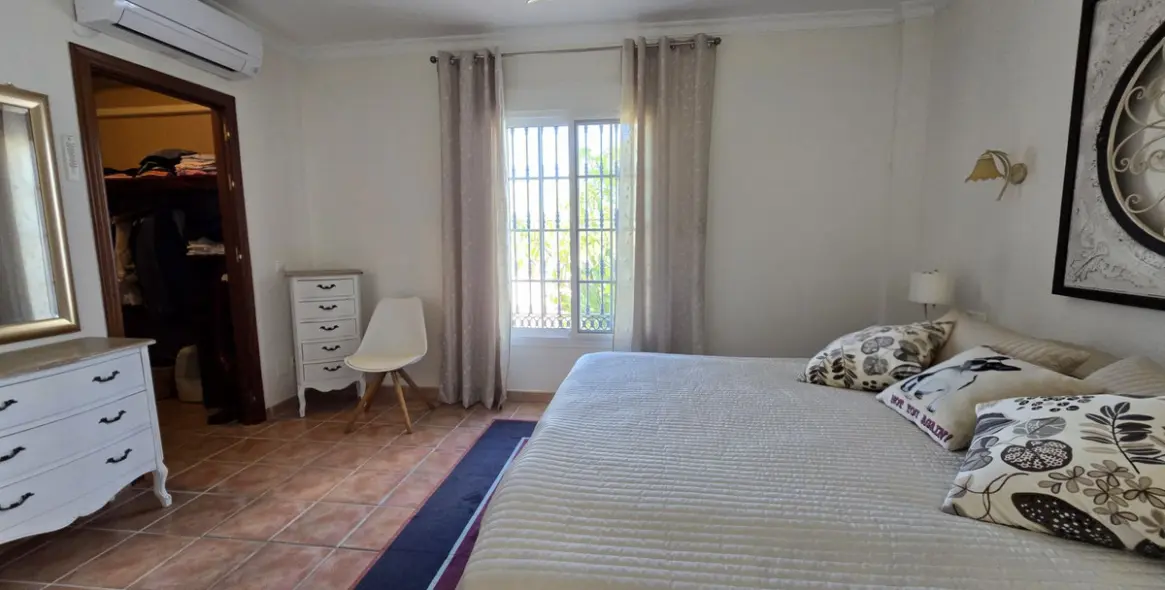 Продажа  отдельно стоящей виллы в Cerros del Aguila 32