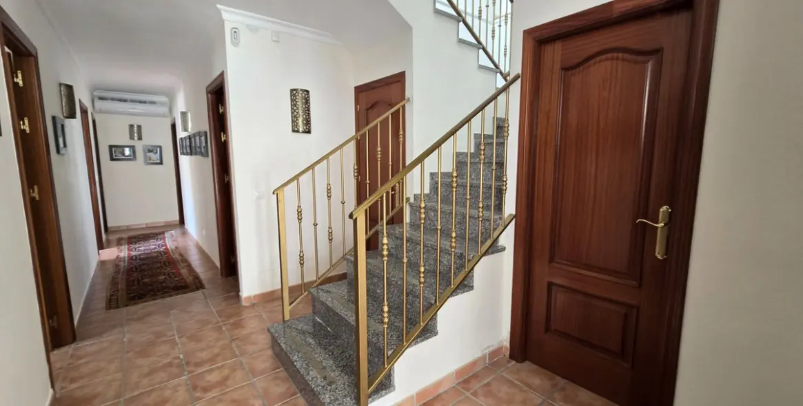 Продажа  отдельно стоящей виллы в Cerros del Aguila 37