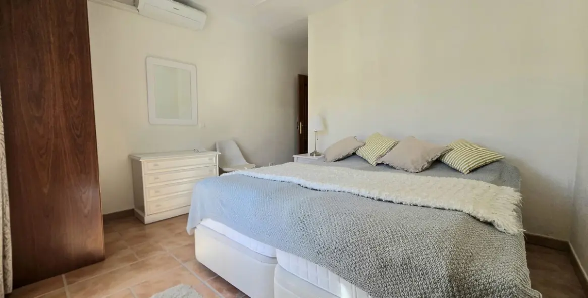 Продажа  отдельно стоящей виллы в Cerros del Aguila 42