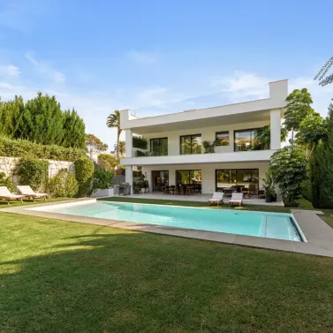 Продажа  отдельно стоящей виллы в Nueva Andalucía