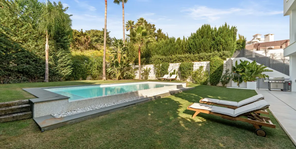 Продажа  отдельно стоящей виллы в Nueva Andalucía 15