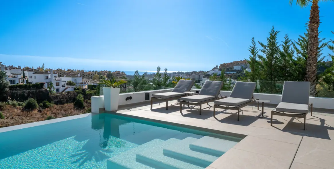 Продажа  отдельно стоящей виллы в Estepona 17