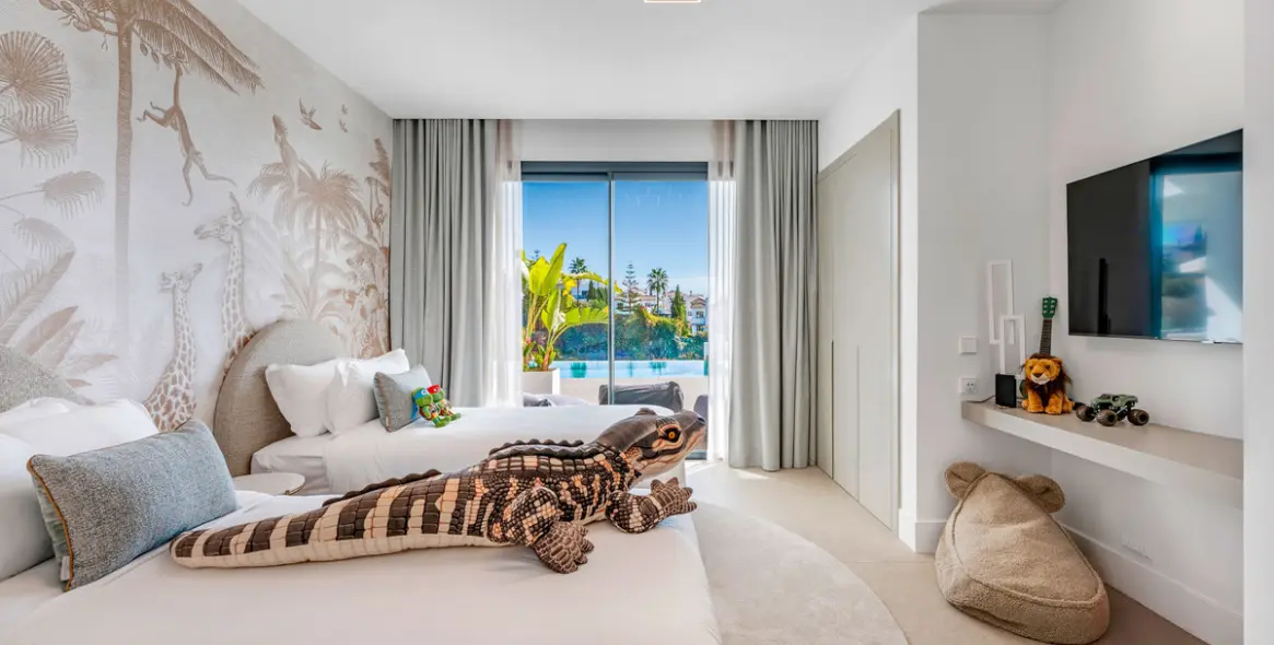 Sale of detached villa in Estepona 21