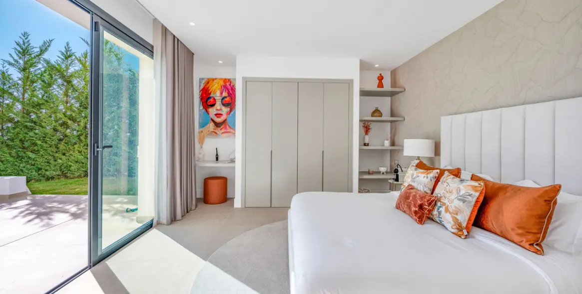 Sale of detached villa in Estepona 33