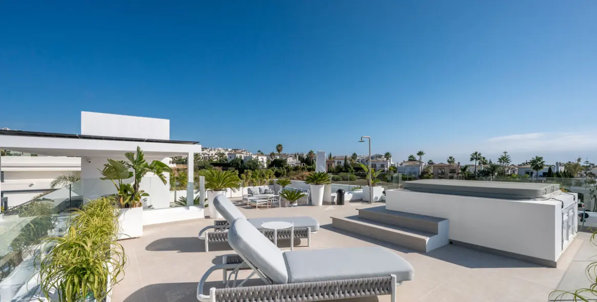 Sale of detached villa in Estepona 35