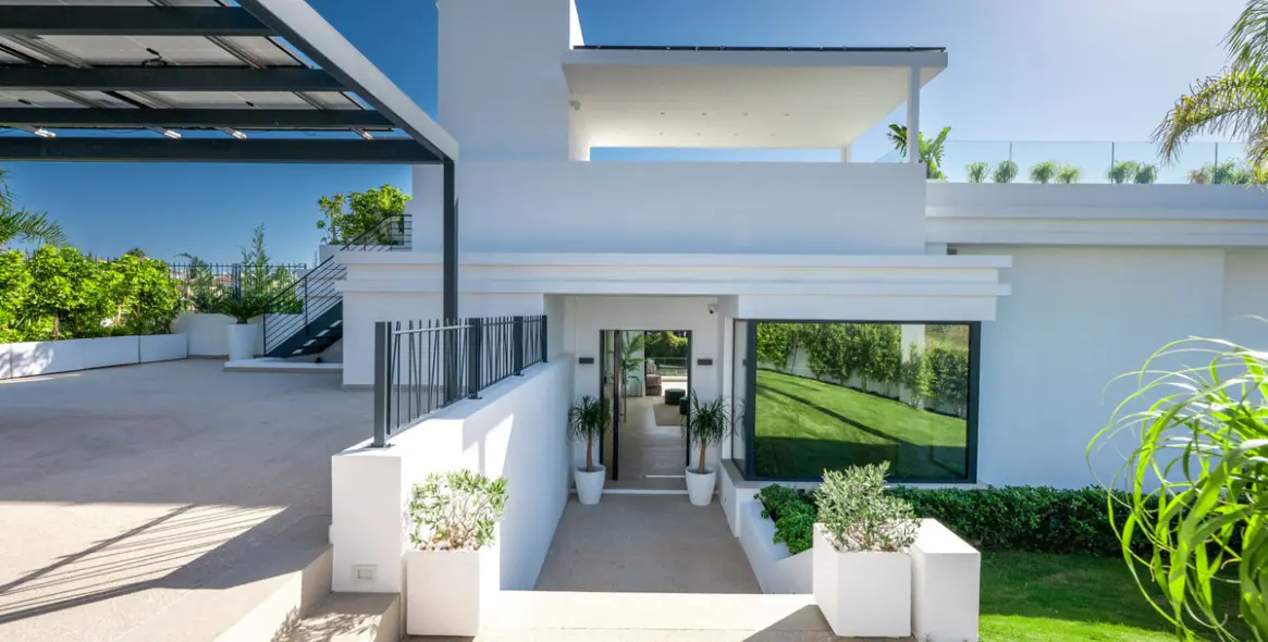 Sale of detached villa in Estepona 41