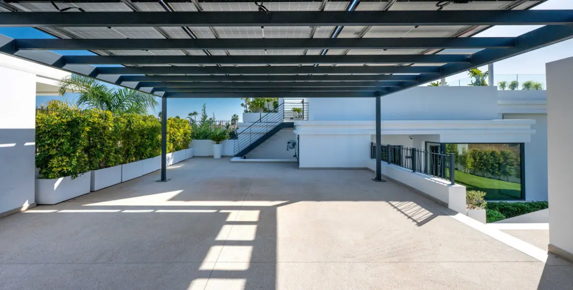 Sale of detached villa in Estepona 43