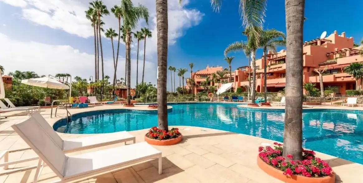 Venta de apartamento en planta baja en New Golden Mile 1