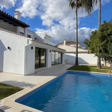 Long-term rent of detached villa in Nueva Andalucía