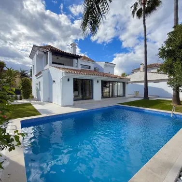 Long-term rent of detached villa in Nueva Andalucía