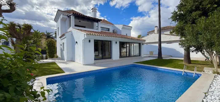 Long-term rent of detached villa in Nueva Andalucía 1