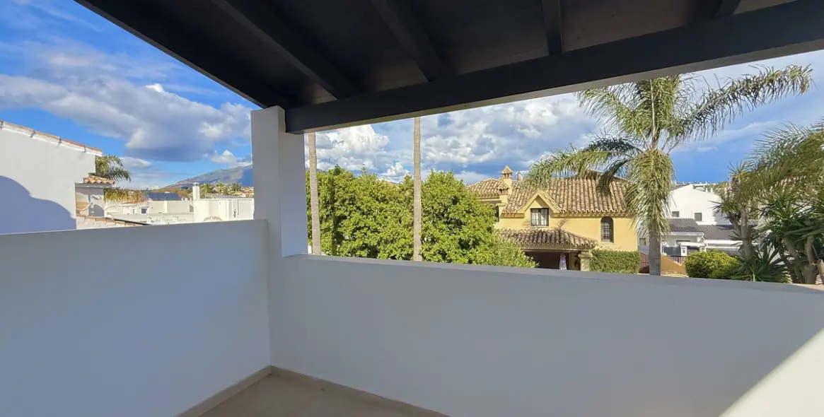 Alquiler a largo plazo de villa independiente en Nueva Andalucía 27