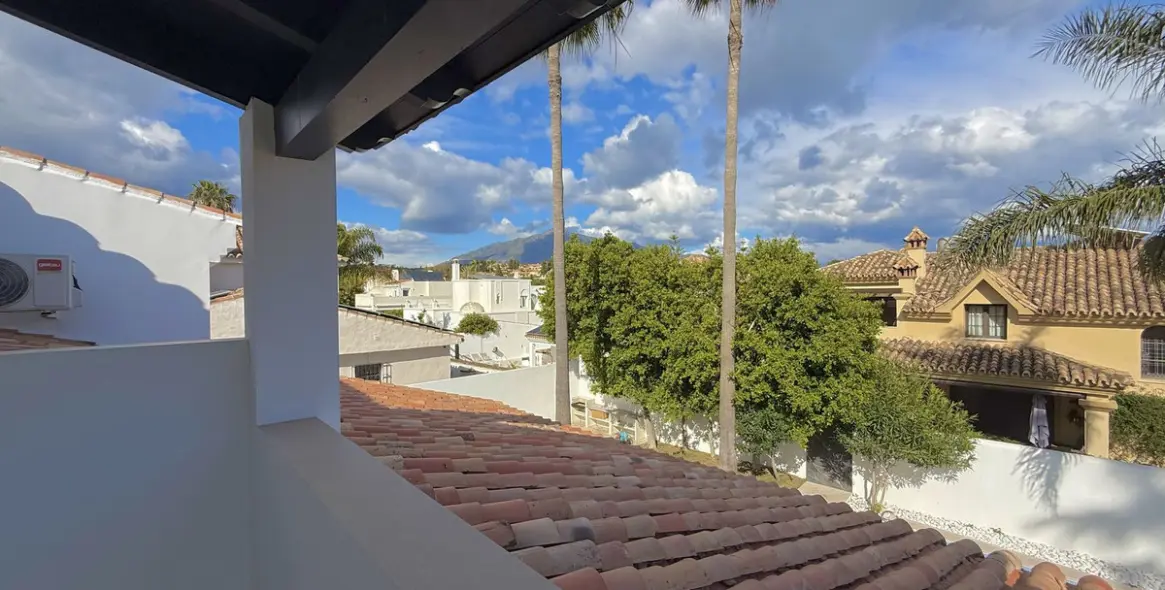 Alquiler a largo plazo de villa independiente en Nueva Andalucía 28