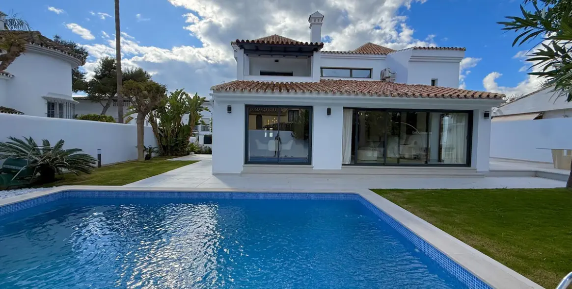 Alquiler a largo plazo de villa independiente en Nueva Andalucía 38