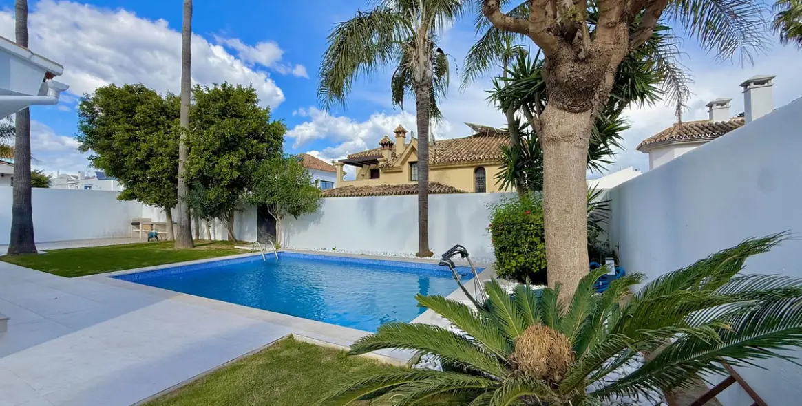 Alquiler a largo plazo de villa independiente en Nueva Andalucía 43