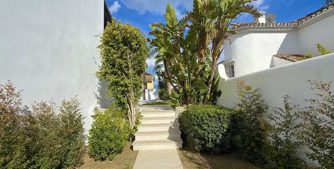 Alquiler a largo plazo de villa independiente en Nueva Andalucía 46