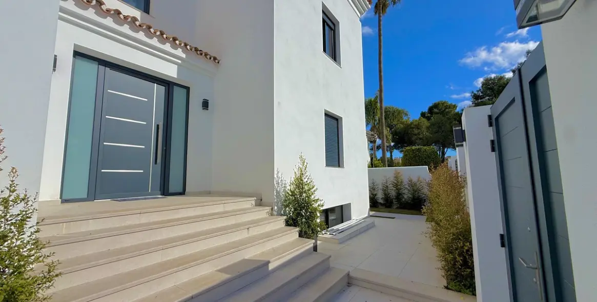 Alquiler a largo plazo de villa independiente en Nueva Andalucía 48