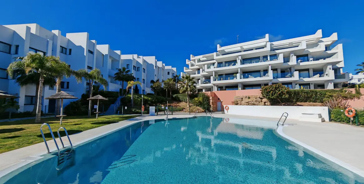 Sale of middle floor apartment in Manilva 1