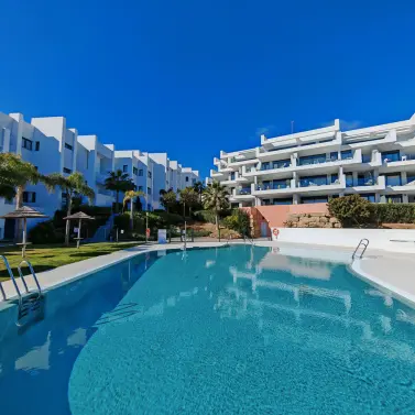 Sale of middle floor apartment in Manilva