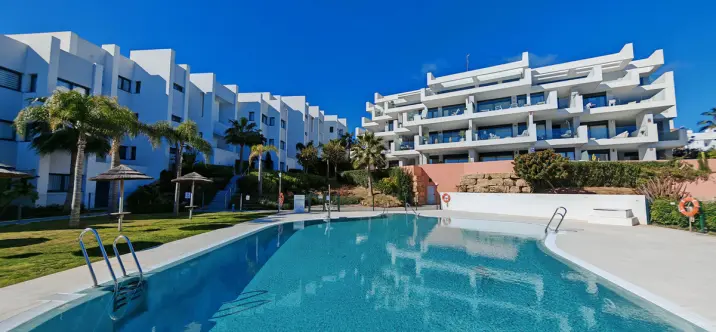 Sale of middle floor apartment in Manilva 0