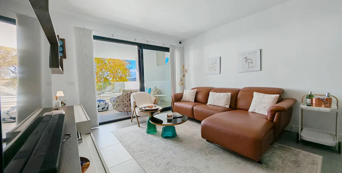 Sale of middle floor apartment in Manilva 2