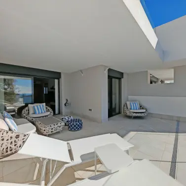 Sale of middle floor apartment in Manilva