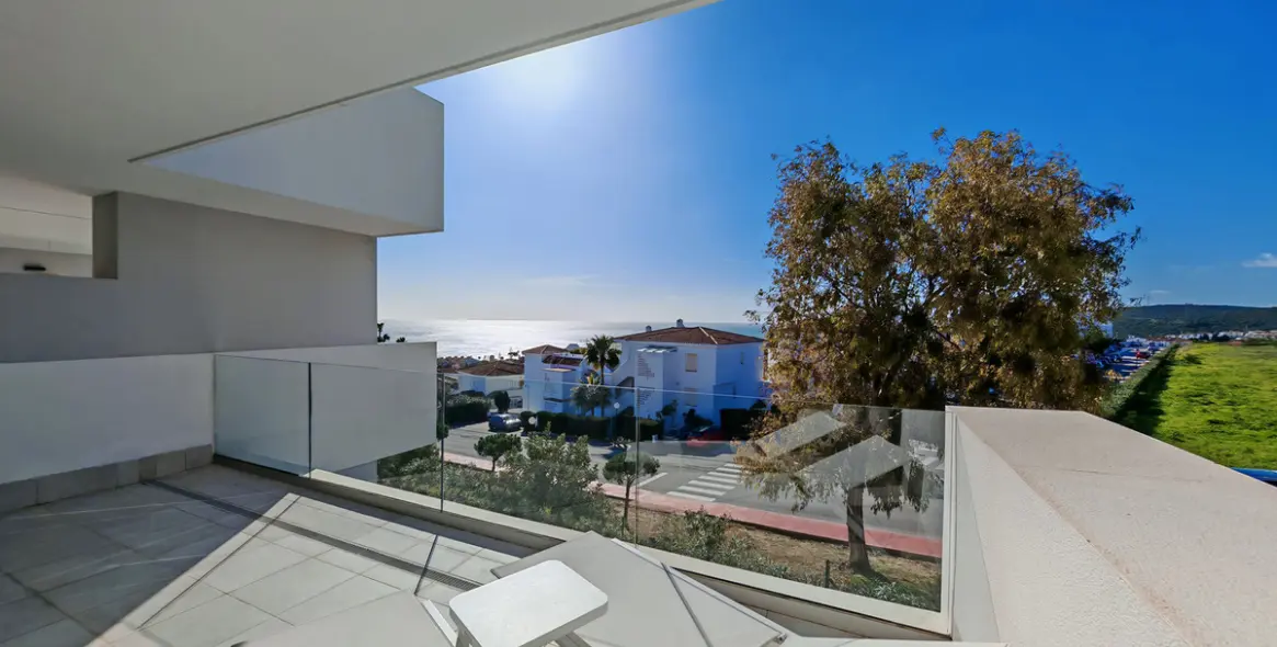 Sale of middle floor apartment in Manilva 12