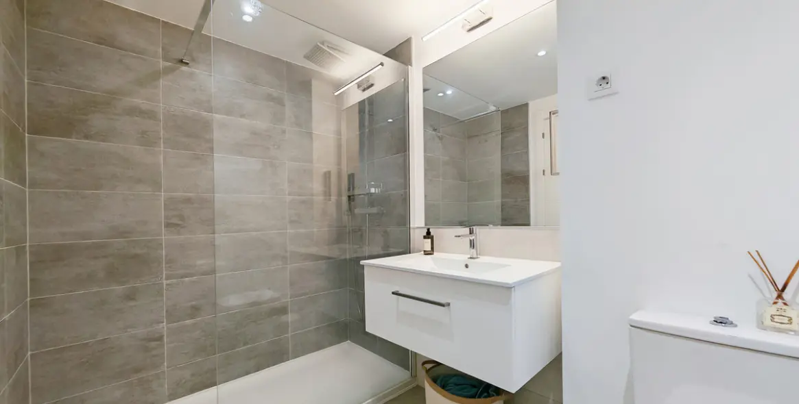 Sale of middle floor apartment in Manilva 13