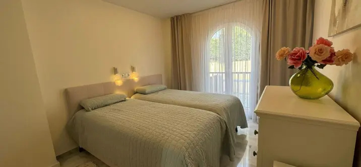 Долгосрочная аренда апартаментов на среднем этаже в Estepona 1