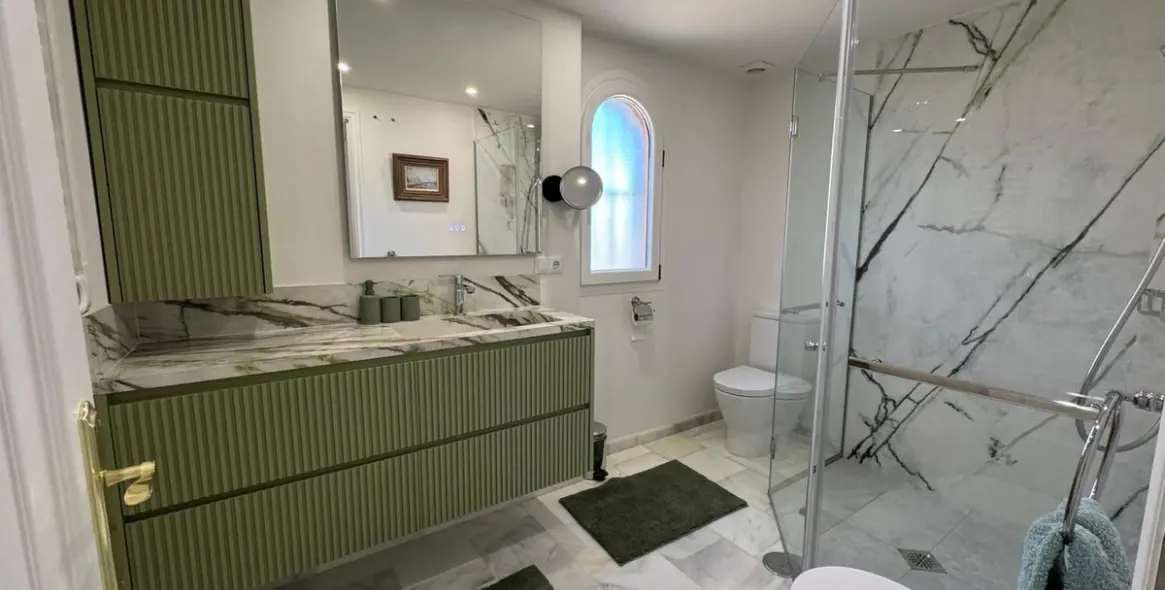 Долгосрочная аренда апартаментов на среднем этаже в Estepona 25