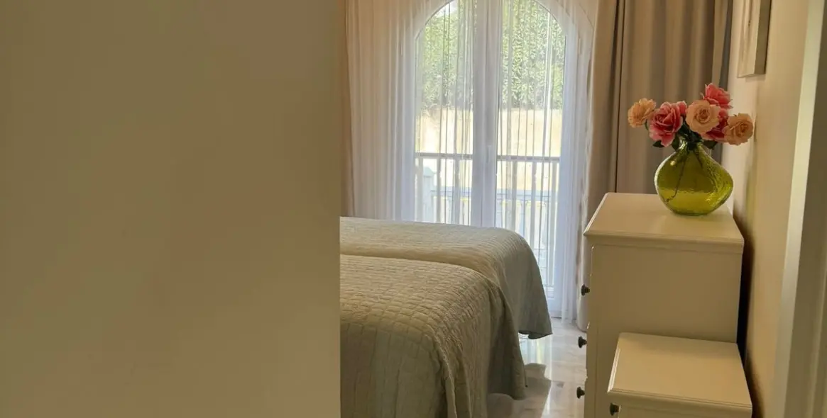 Долгосрочная аренда апартаментов на среднем этаже в Estepona 28