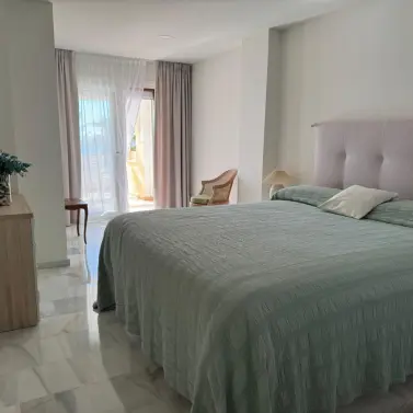 Долгосрочная аренда апартаментов на среднем этаже в Estepona
