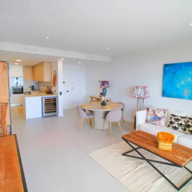 Alquiler a largo plazo de apartamento en planta media en Altos de los Monteros