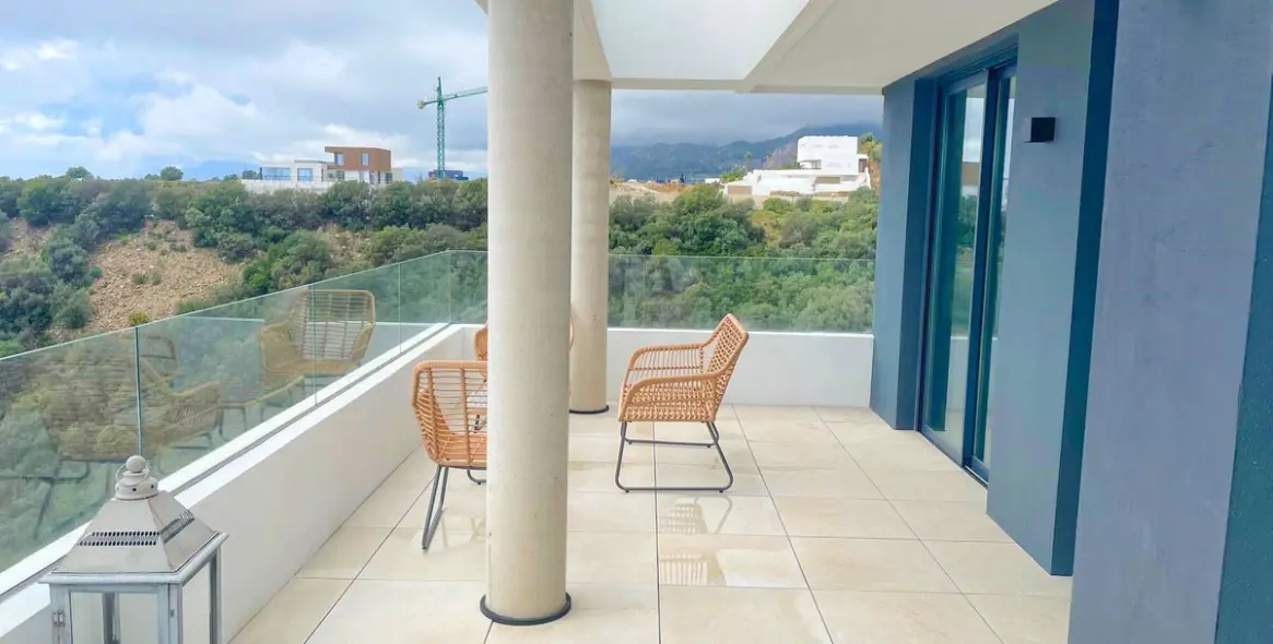 Alquiler a largo plazo de apartamento en planta media en Altos de los Monteros 5