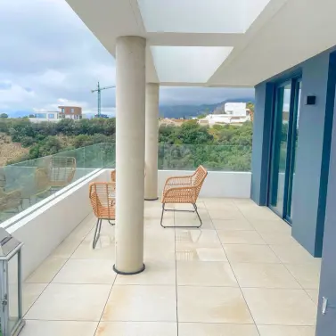 Alquiler a largo plazo de apartamento en planta media en Altos de los Monteros