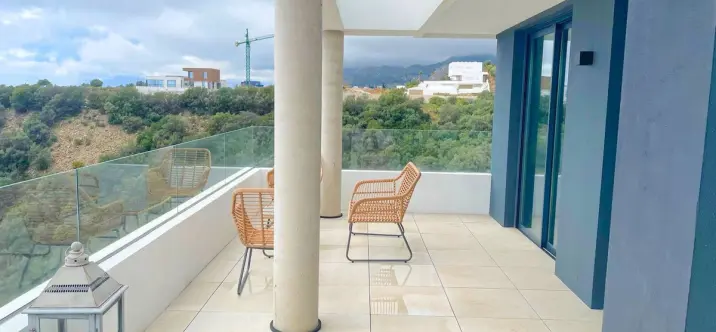 Alquiler a largo plazo de apartamento en planta media en Altos de los Monteros 4