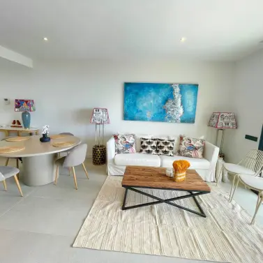 Alquiler a largo plazo de apartamento en planta media en Altos de los Monteros