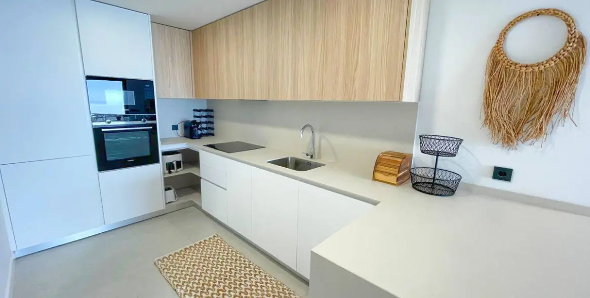 Alquiler a largo plazo de apartamento en planta media en Altos de los Monteros 9