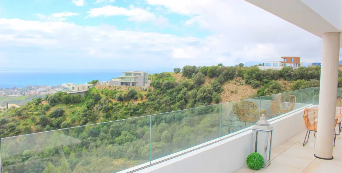 Alquiler a largo plazo de apartamento en planta media en Altos de los Monteros 14