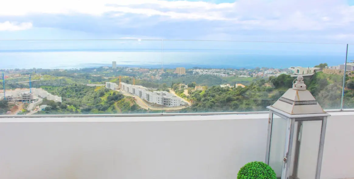 Alquiler a largo plazo de apartamento en planta media en Altos de los Monteros 17