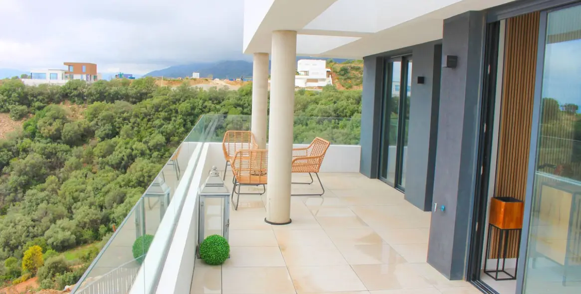 Alquiler a largo plazo de apartamento en planta media en Altos de los Monteros 18