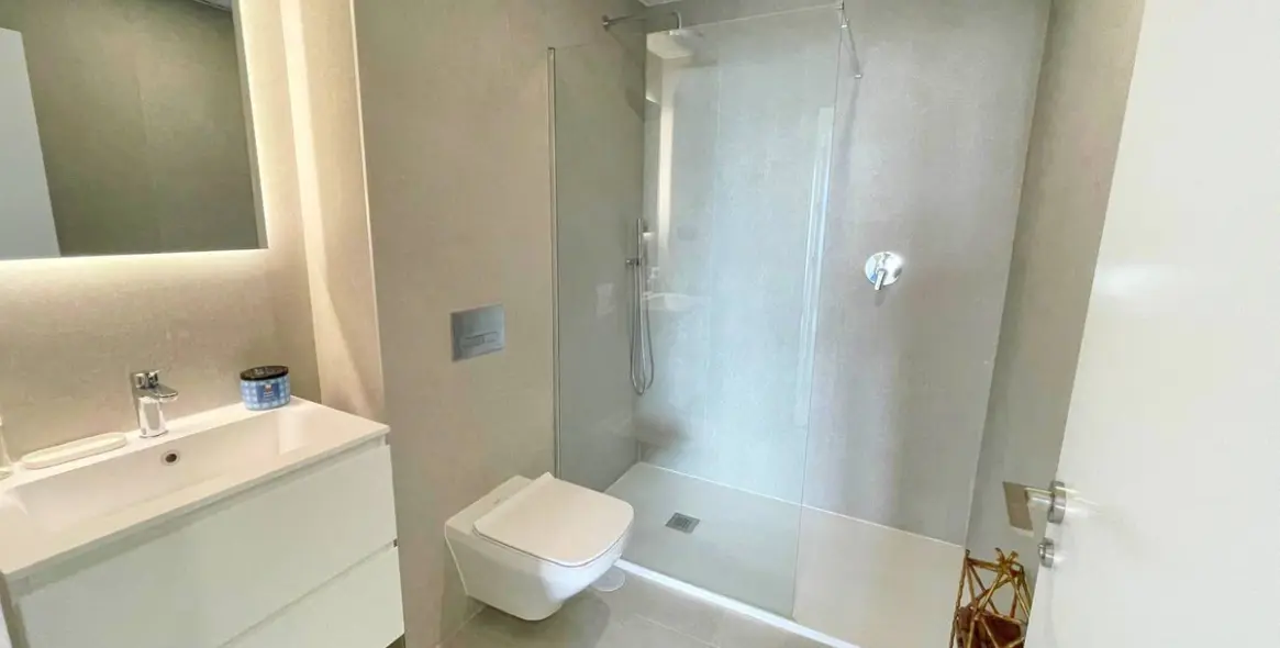 Alquiler a largo plazo de apartamento en planta media en Altos de los Monteros 24