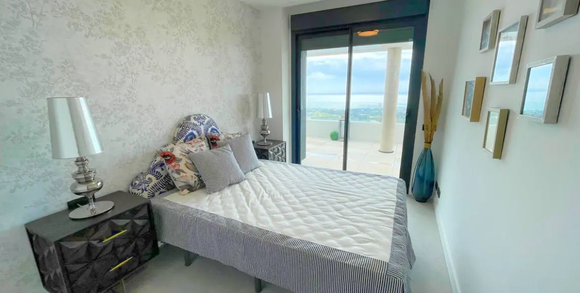 Alquiler a largo plazo de apartamento en planta media en Altos de los Monteros 26